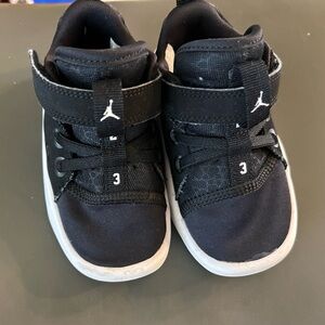 Black Nike shoes size 6 c